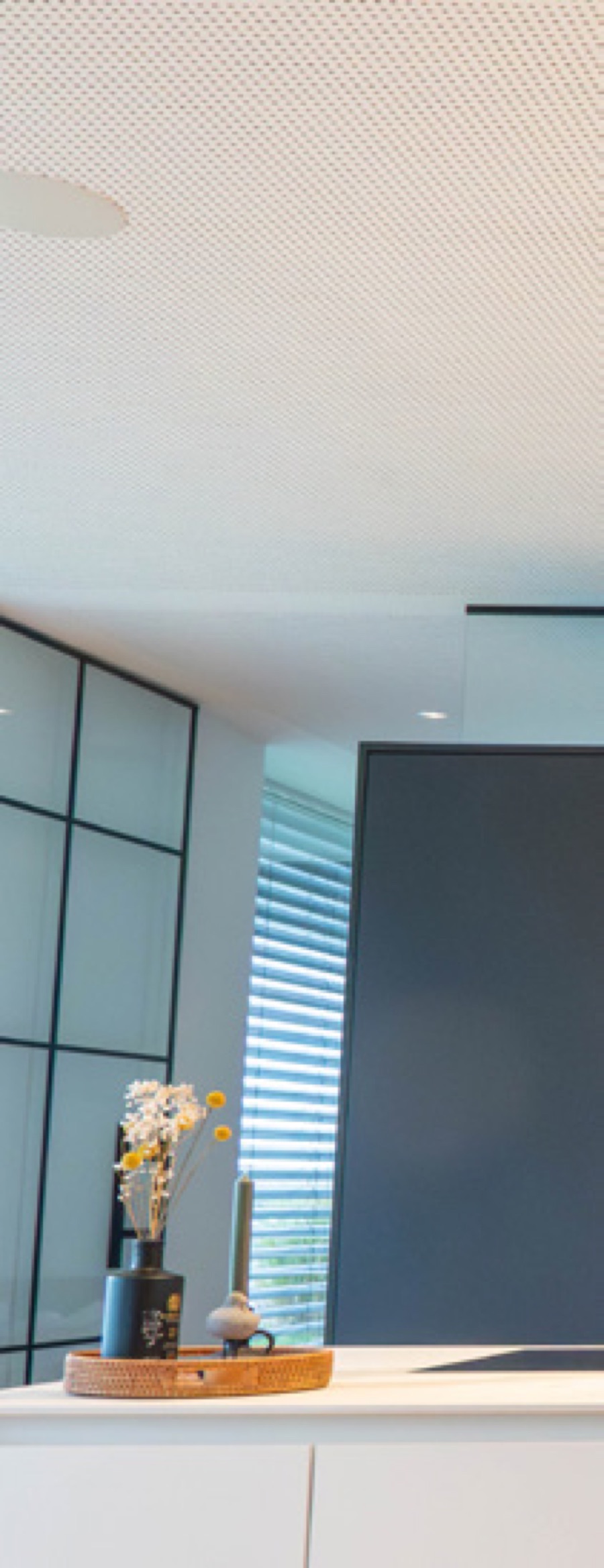 Premium interior with Loxone-controlled motorised blinds and recessed ceiling speakers